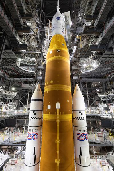 Platforms retracted for launch rollout, wide view